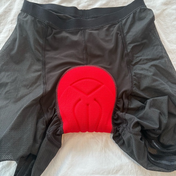 Mavic Men's Black Padded Cycling Shorts, Size M (USA) - Picture 4 of 6
